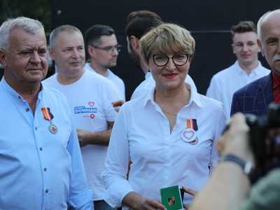 Marszałek Elżbieta Anna Polak z odznaczeniem przyznanym przez Federację Organizacji Polskich Pancerniaków