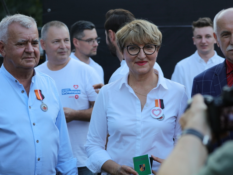 Marszałek Elżbieta Anna Polak z odznaczeniem przyznanym przez Federację Organizacji Polskich Pancerniaków