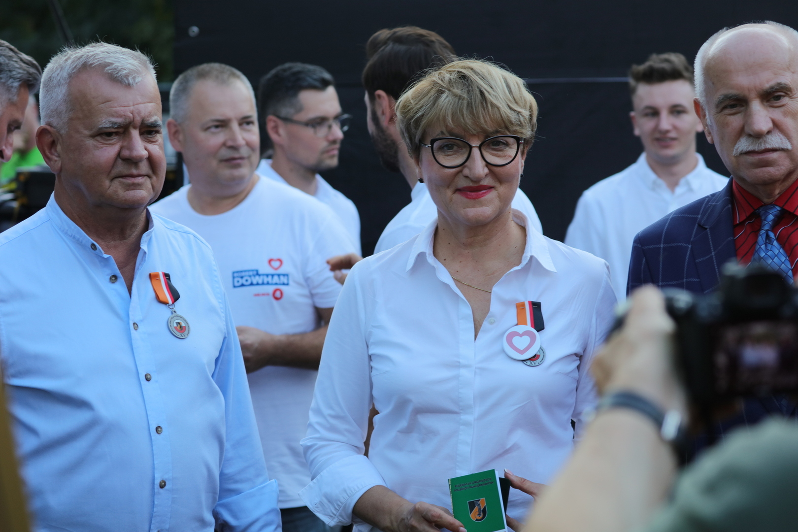 Marszałek Elżbieta Anna Polak z odznaczeniem przyznanym przez Federację Organizacji Polskich Pancerniaków
