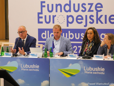 Od lewej: Marcin Jabłoński - członek Zarządu Województwa Lubuskiego, wicemarszałek Łukasz Porycki oraz Cinzia Masina - zastępczyni kierownika ds. Polski, Czech i Słowacji w Dyrekcji Generalnej ds. Zatrudnienia, Spraw Społecznych i Włączenia Społecznego w Komisji Europejskiej