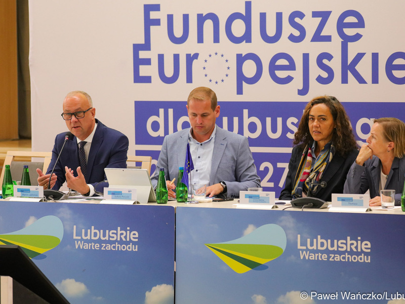Od lewej: Marcin Jabłoński - członek Zarządu Województwa Lubuskiego, wicemarszałek Łukasz Porycki oraz Cinzia Masina - zastępczyni kierownika ds. Polski, Czech i Słowacji w Dyrekcji Generalnej ds. Zatrudnienia, Spraw Społecznych i Włączenia Społecznego w Komisji Europejskiej