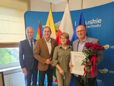 Gratulacje wicemarszałkowi Stanisławowi Tomczyszynowi z okazji 40 lat pracy złożyli przedstawiciele Zarządu Województwa Lubuskiego (od lewej): członek zarządu Marcin Jabłoński, wicemarszałek Łukasz Porycki i marszałek Elżbieta Anna Polak.