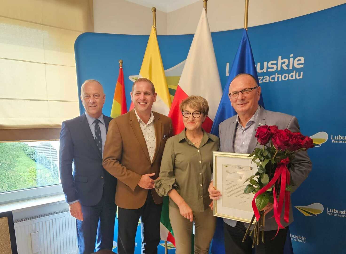 Gratulacje wicemarszałkowi Stanisławowi Tomczyszynowi z okazji 40 lat pracy złożyli przedstawiciele Zarządu Województwa Lubuskiego (od lewej): członek zarządu Marcin Jabłoński, wicemarszałek Łukasz Porycki i marszałek Elżbieta Anna Polak.