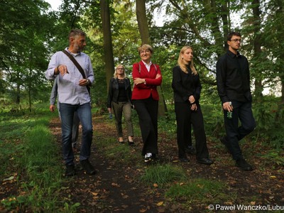 Architekt krajobrazu Paweł Stankiewicz (z lewej) opowiada, jak będzie wyglądał park w Zaborze po rewitalizacji. W środku marszałek Elżbieta Anna Polak.