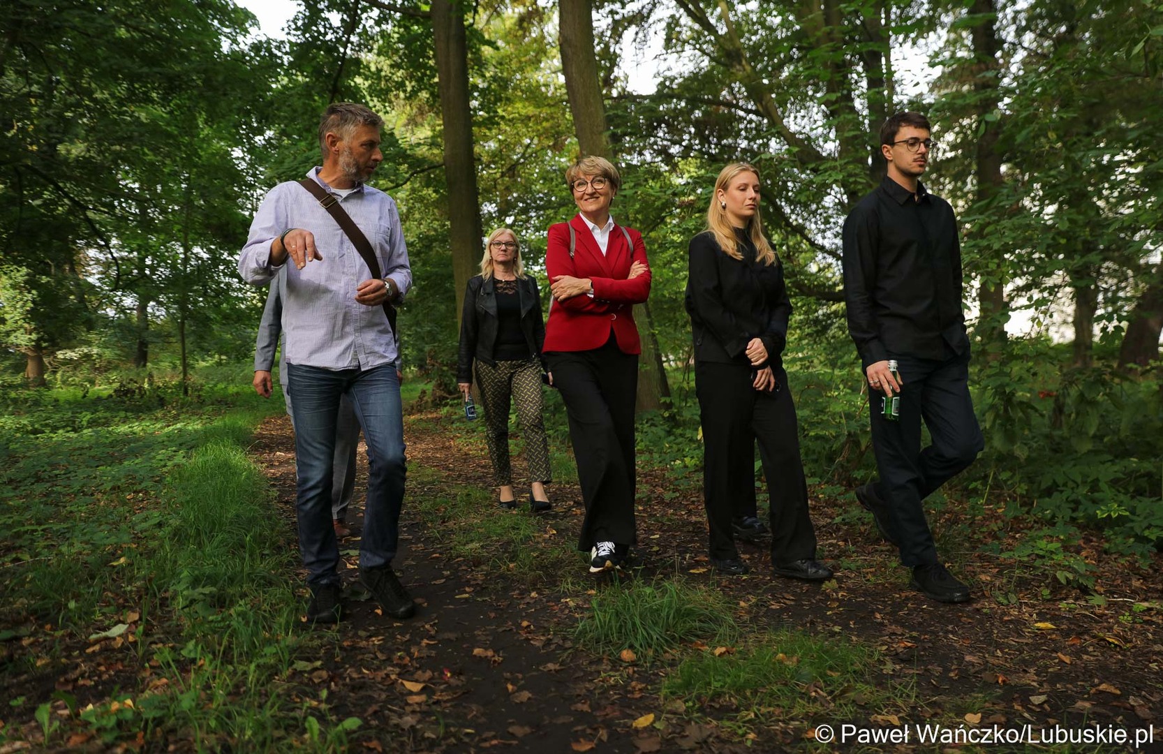 Architekt krajobrazu Paweł Stankiewicz (z lewej) opowiada, jak będzie wyglądał park w Zaborze po rewitalizacji. W środku marszałek Elżbieta Anna Polak.
