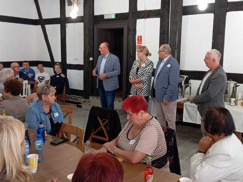  

Wicemarszałek Stanisław Tomczyszyn oraz dyrektor Muzeum Tadeusz Woźniak przywitali w skansenie grupę seniorów z powiatu wschowskiego. Jak widać wydarzenie "U progu jesieni cieszy" się popularnością w całym województwie. 