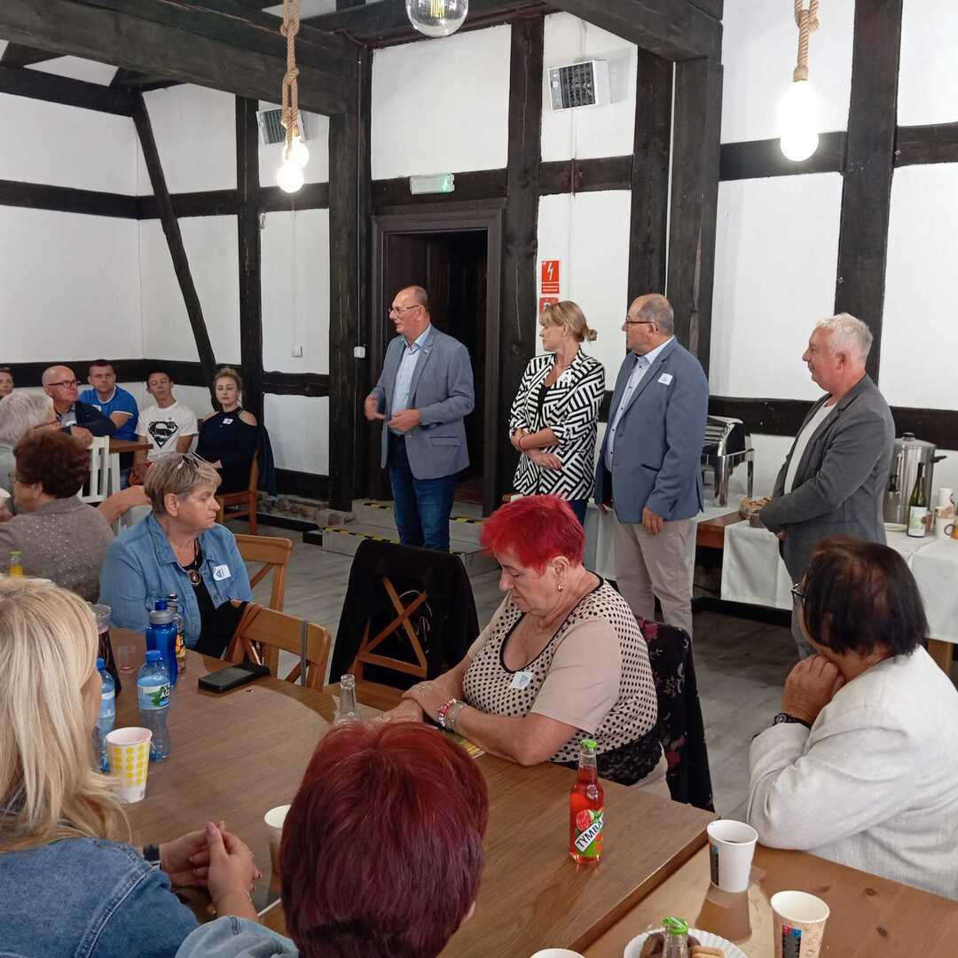  

Wicemarszałek Stanisław Tomczyszyn oraz dyrektor Muzeum Tadeusz Woźniak przywitali w skansenie grupę seniorów z powiatu wschowskiego. Jak widać wydarzenie 