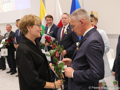Marszałek Elżbieta Anna Polak wręcza wyróżnienie prof. Wojciechowi Strzyżewskiemu, rektorowi UZ