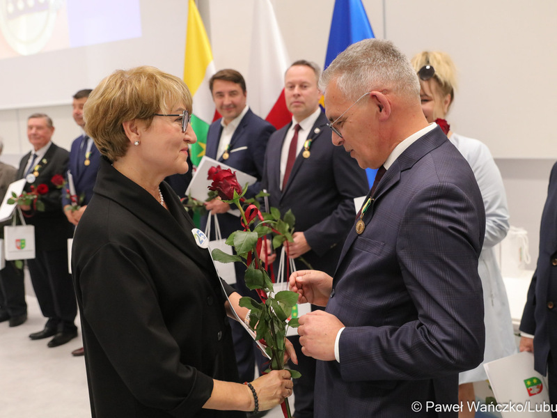 Marszałek Elżbieta Anna Polak wręcza wyróżnienie prof. Wojciechowi Strzyżewskiemu, rektorowi UZ