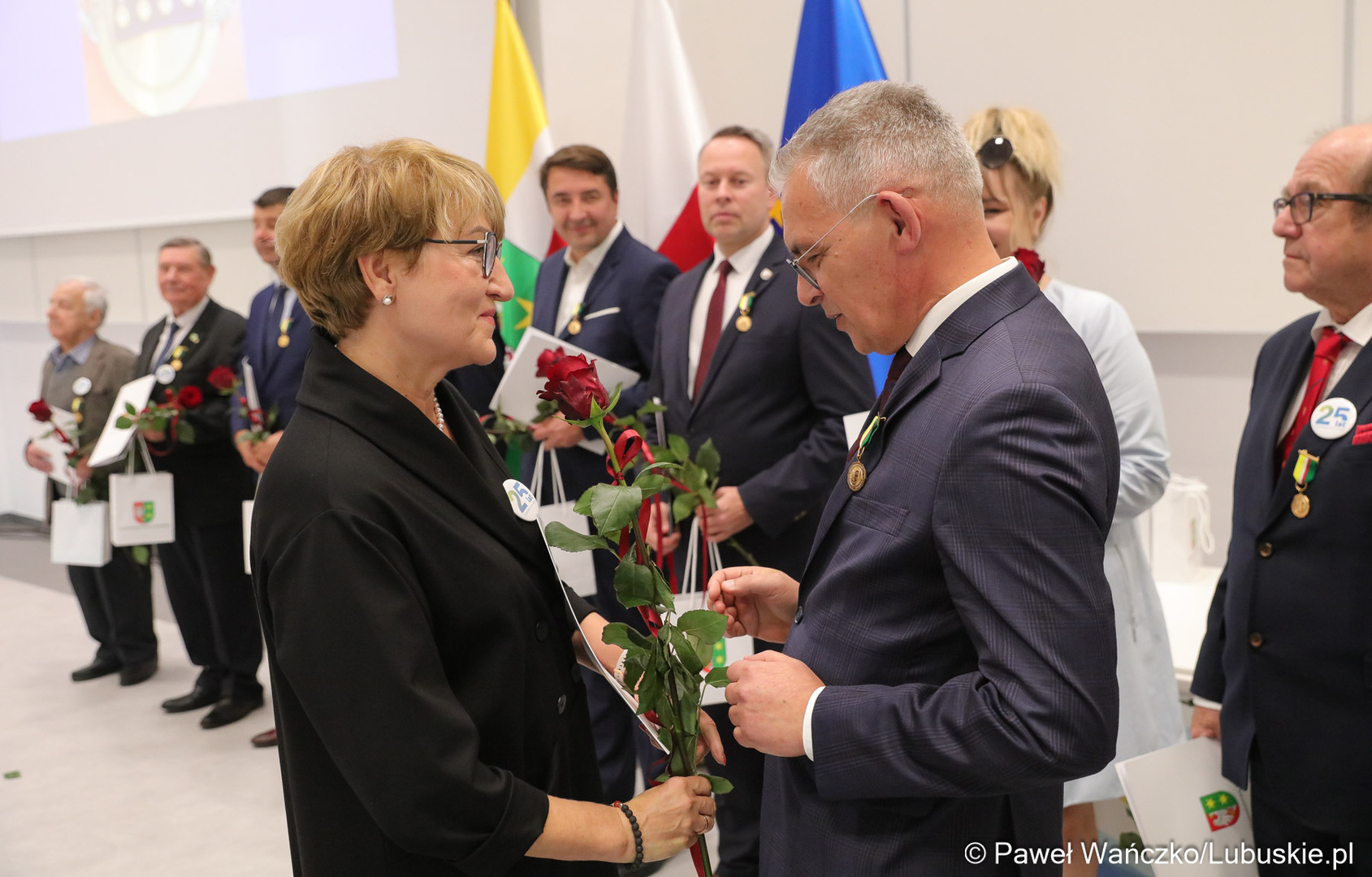 Marszałek Elżbieta Anna Polak wręcza wyróżnienie prof. Wojciechowi Strzyżewskiemu, rektorowi UZ