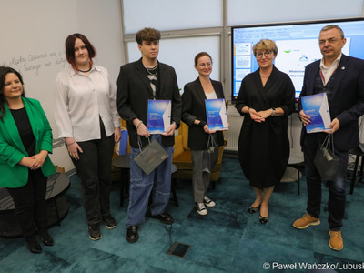 W czwartek (28 września 2023 r.) w regionalnym Centrum Animacji Kultury w Zielonej Górze rozstrzygnięty został konkurs na Młodzieżowego Dziennikarza Roku Województwa Lubuskiego. W uroczystości wręczenia nagród wzięła udział Marszałek Województwa Lubuskiego Elżbieta Anna Polak