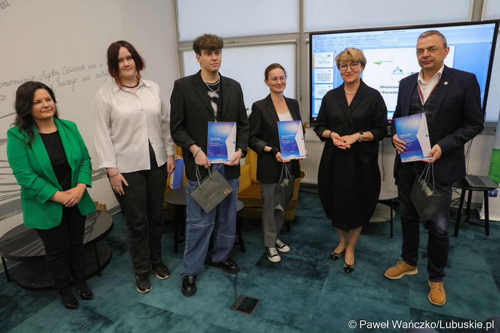 W czwartek (28 września 2023 r.) w regionalnym Centrum Animacji Kultury w Zielonej Górze rozstrzygnięty został konkurs na Młodzieżowego Dziennikarza Roku Województwa Lubuskiego. W uroczystości wręczenia nagród wzięła udział Marszałek Województwa Lubuskiego Elżbieta Anna Polak