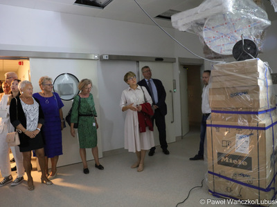Marszałek Elżbieta Anna Polak podczas zwiedzania nowego budynku Szpitala Uniwersyteckiego