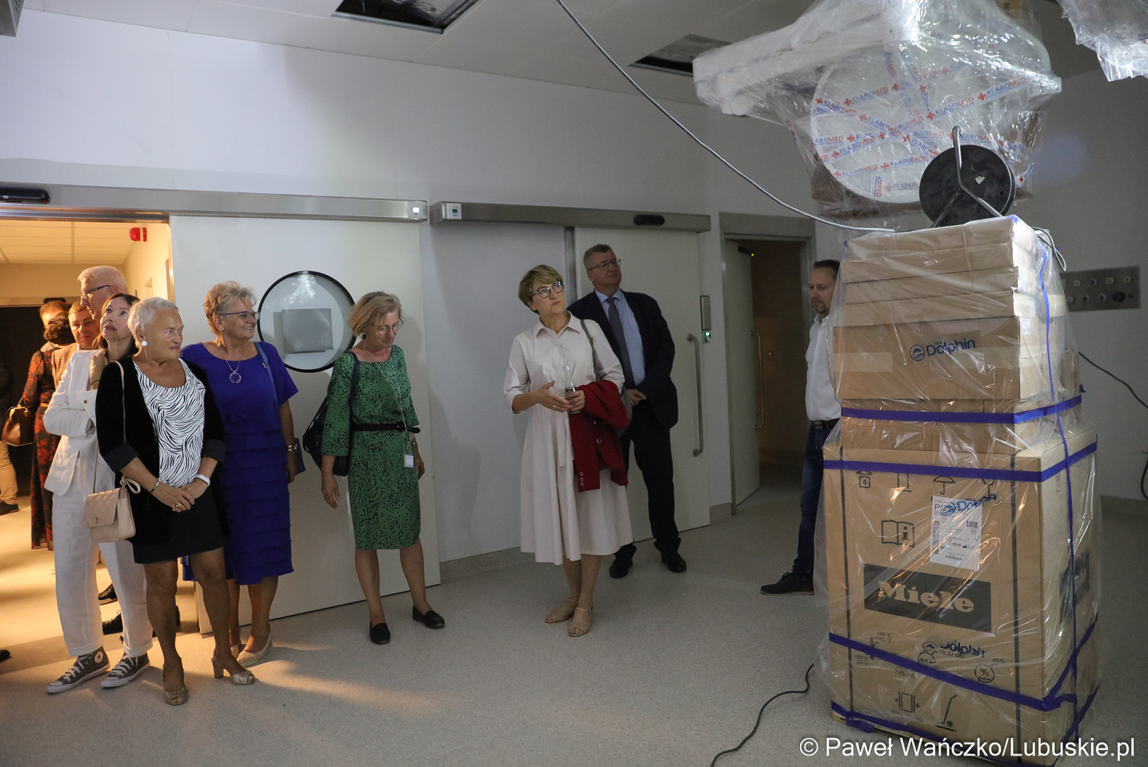 Marszałek Elżbieta Anna Polak podczas zwiedzania nowego budynku Szpitala Uniwersyteckiego
