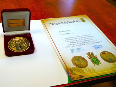 
2 października 2023 r. prezes Oddziału Związku Sybiraków w Zielonej Górze Wacław Mandryk wręczył wicemarszałkowi Stanisławowi Tomczyszynowi medal pamiątkowy z okazji 95. rocznicy powstania Związku Sybiraków

