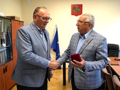 
2 października 2023 r. prezes Oddziału Związku Sybiraków w Zielonej Górze Wacław Mandryk wręczył wicemarszałkowi Stanisławowi Tomczyszynowi medal pamiątkowy z okazji 95. rocznicy powstania Związku Sybiraków


