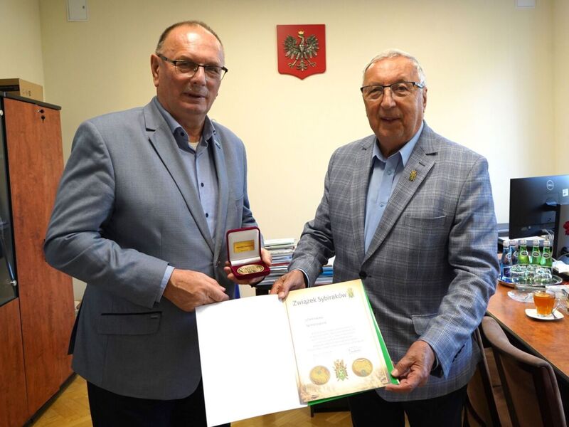 
2 października 2023 r. prezes Oddziału Związku Sybiraków w Zielonej Górze Wacław Mandryk wręczył wicemarszałkowi Stanisławowi Tomczyszynowi medal pamiątkowy z okazji 95. rocznicy powstania Związku Sybiraków

