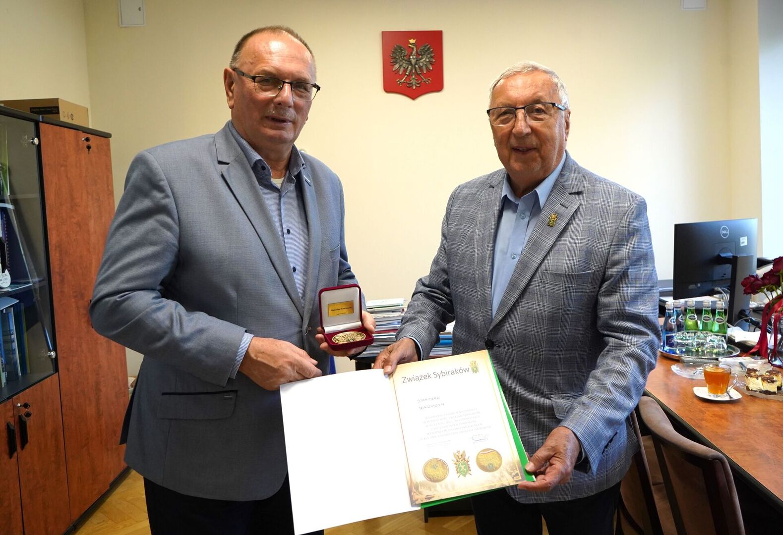 
2 października 2023 r. prezes Oddziału Związku Sybiraków w Zielonej Górze Wacław Mandryk wręczył wicemarszałkowi Stanisławowi Tomczyszynowi medal pamiątkowy z okazji 95. rocznicy powstania Związku Sybiraków

