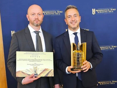 Przedstawiciele Zarządu Dróg Wojewódzkich z nagrodą w konkursie „Modernizacja Roku i Budowa XXI wieku”