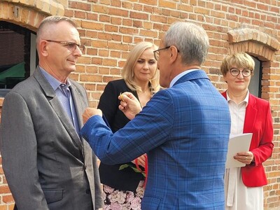 Mirosław Marcinkiewicz - Wiceprzewodniczący SWL wręcza Eugeniuszowi Cytlakowi "Odznakę Honorową za Zasługi dla Województwa Lubuskiego"