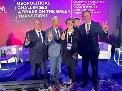 Europejskie Forum Nowych Idei w Sopocie. Od lewej: marszałek warmińsko-mazurski Gustaw Marek Brzezin, premier Jerzy Buzek, marszałek Elżbieta Anna Polak i marszałek pomorski Mieczysław Struk.