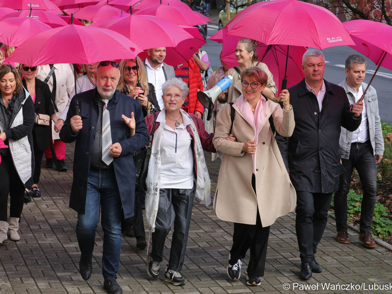 - Kobieta może pokonać raka, musimy zachęcać wszystkie dziewczyny, siostry, babcie, żeby się badały, bo profilaktyka jest bardzo ważna –mówiła marszałkini Elżbieta Anna Polak podczas Różowego Marszu.   