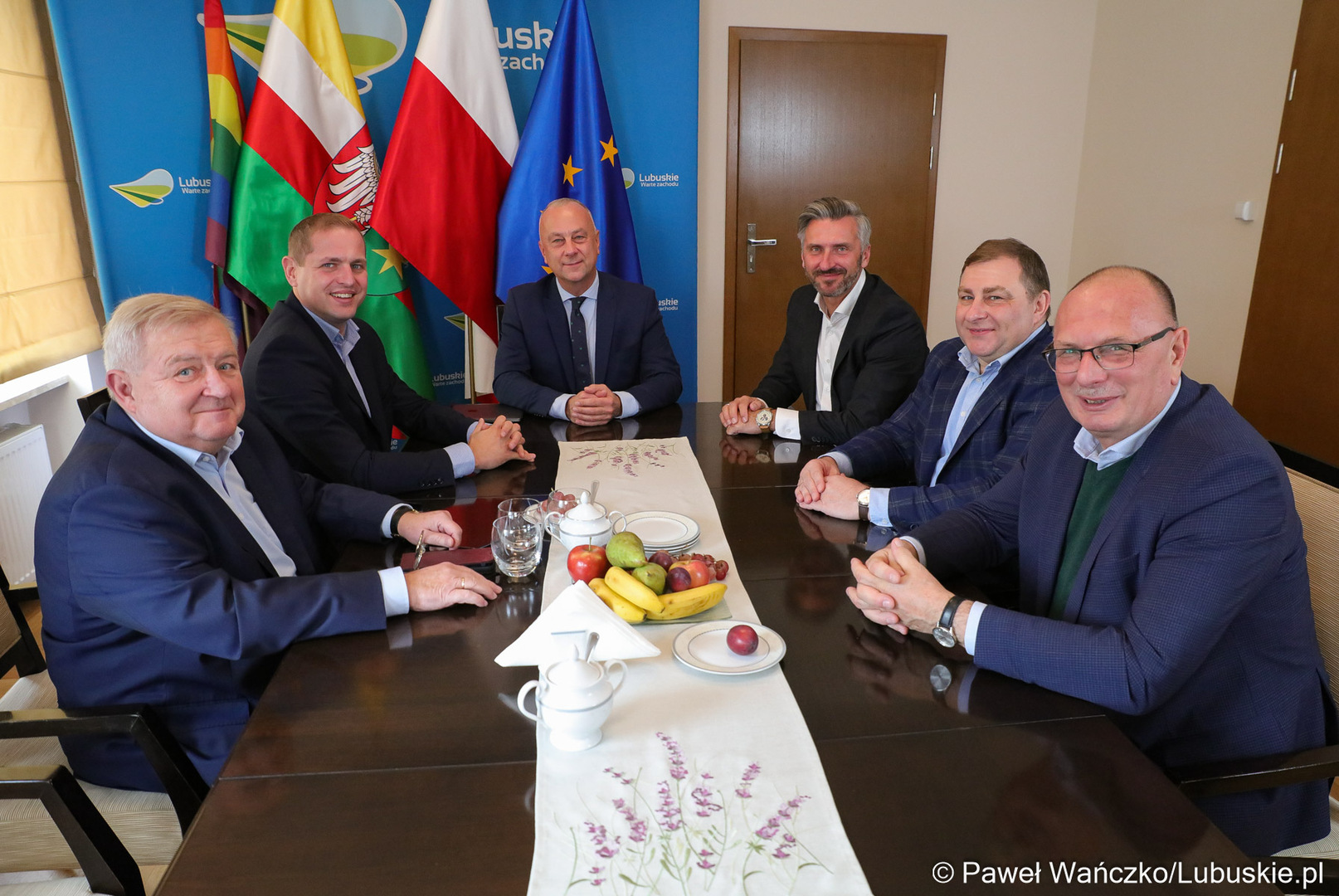 We wtorek (17 października 2023 r.) odbyło się pierwsze spotkanie Zarządu Województwa Lubuskiego po wyborach parlamentarnych i w zmienionym składzie.