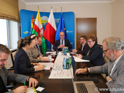 20 października 2023 r. w Urzędzie Marszałkowskim Województwa Lubuskiego odbyło się spotkanie Marszałka Marcina Jabłońskiego z dyrektorami departamentów, które są zaangażowane w realizację projektów w ramach KPO.