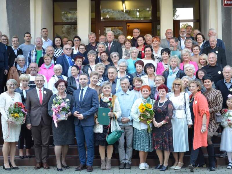 Anna Chinalska - w pierwszym rzędzie, piąta od lewej strony.
