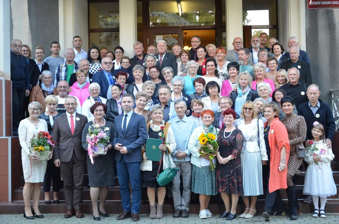 Anna Chinalska - w pierwszym rzędzie, piąta od lewej strony.