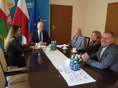 W poniedziałek 23 października 2023 r. marszałek Marcin Jabłoński spotkał się ze starostą żagańskim i przewodniczącym Konwentu Powiatów Województwa Lubuskiego Henrykiem Janowiczem.