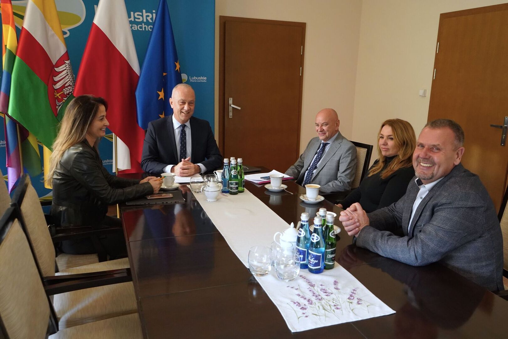 W poniedziałek 23 października 2023 r. marszałek Marcin Jabłoński spotkał się ze starostą żagańskim i przewodniczącym Konwentu Powiatów Województwa Lubuskiego Henrykiem Janowiczem.