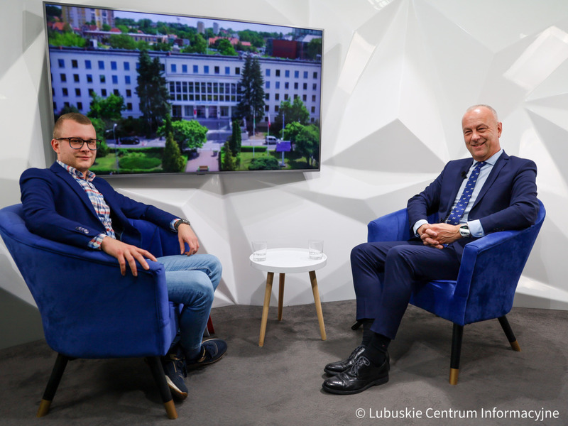 We wtorek 24 października 2023 r. marszałek Marcin Jabłoński był gościem studia Lubuskiego Centrum Informacyjnego. Rozmowę prowadził Adrian Stokłosa.