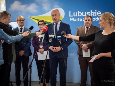 Konferencja prasowa w Gorzowie Wlkp. W środku marszałek województwa lubuskiego Marcin Jabłoński