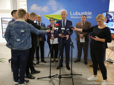 Konferencja prasowa w Gorzowie Wlkp. W środku marszałek województwa lubuskiego Marcin Jabłoński