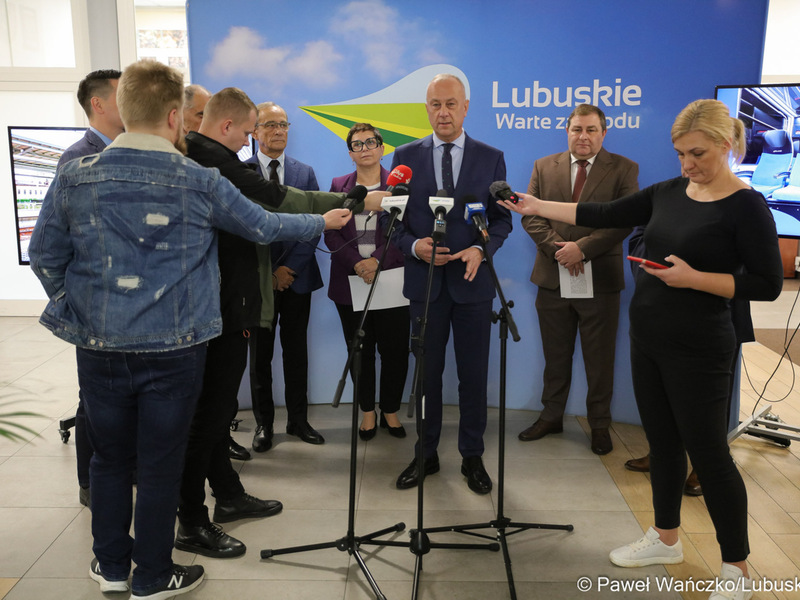 Konferencja prasowa w Gorzowie Wlkp. W środku marszałek województwa lubuskiego Marcin Jabłoński