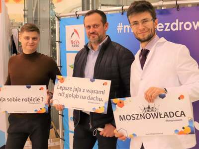 Uczestników akcji w galerii handlowej co roku badają lekarze ze szpitala. Na zdjęciu (od lewej) lek. Paweł Szponar, dr n. med. Piotr Petrasz i lek. Remigiusz Stamirowski, który sprowadził do Gorzowa kampanię „Męskie Zdrowie”