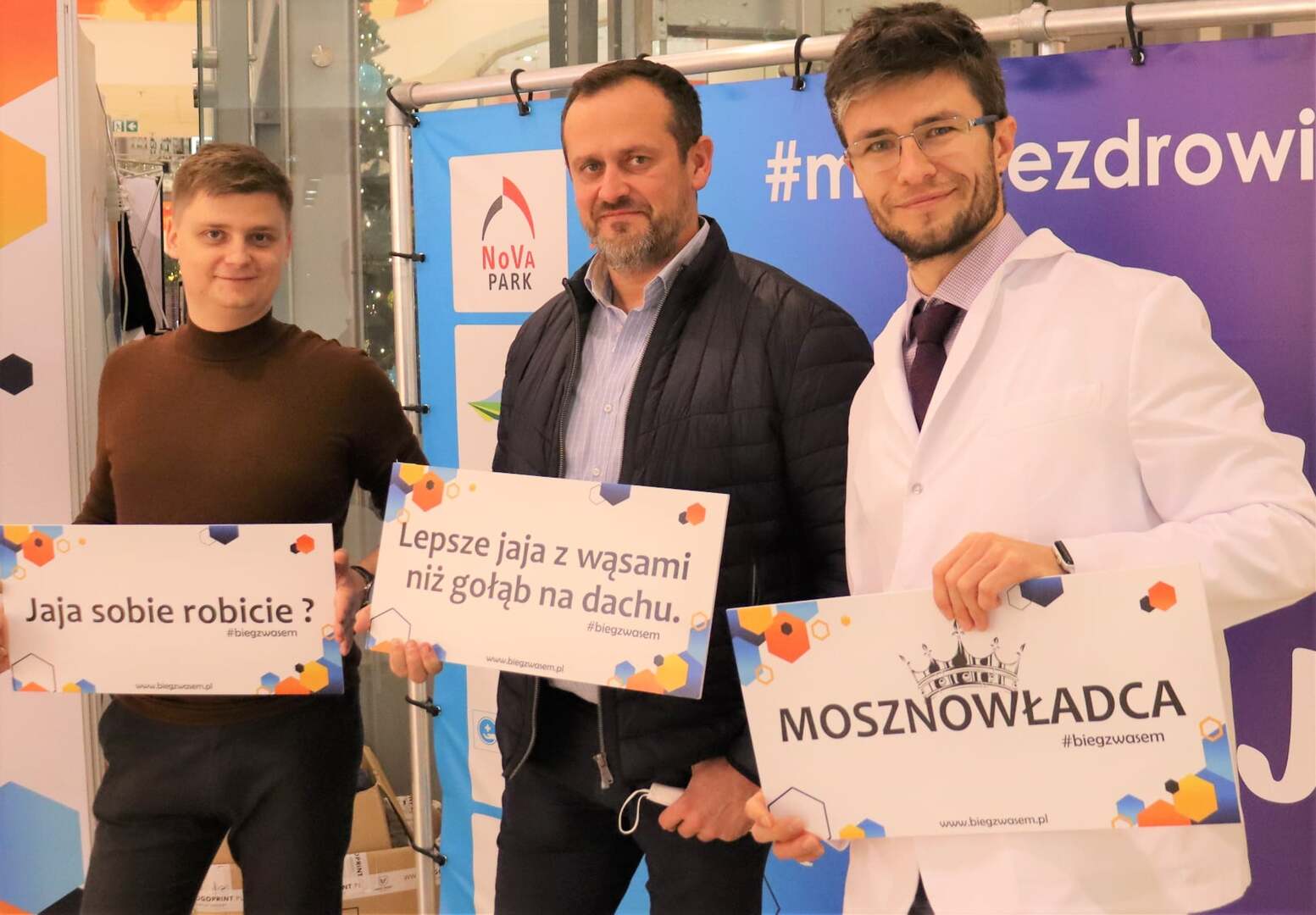 Uczestników akcji w galerii handlowej co roku badają lekarze ze szpitala. Na zdjęciu (od lewej) lek. Paweł Szponar, dr n. med. Piotr Petrasz i lek. Remigiusz Stamirowski, który sprowadził do Gorzowa kampanię „Męskie Zdrowie” 