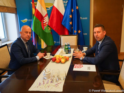 Marszałek Marcin Jabłoński (z lewej) spotkał się z dyrektorem biura ZWRP Jakubem Mielczarkiem