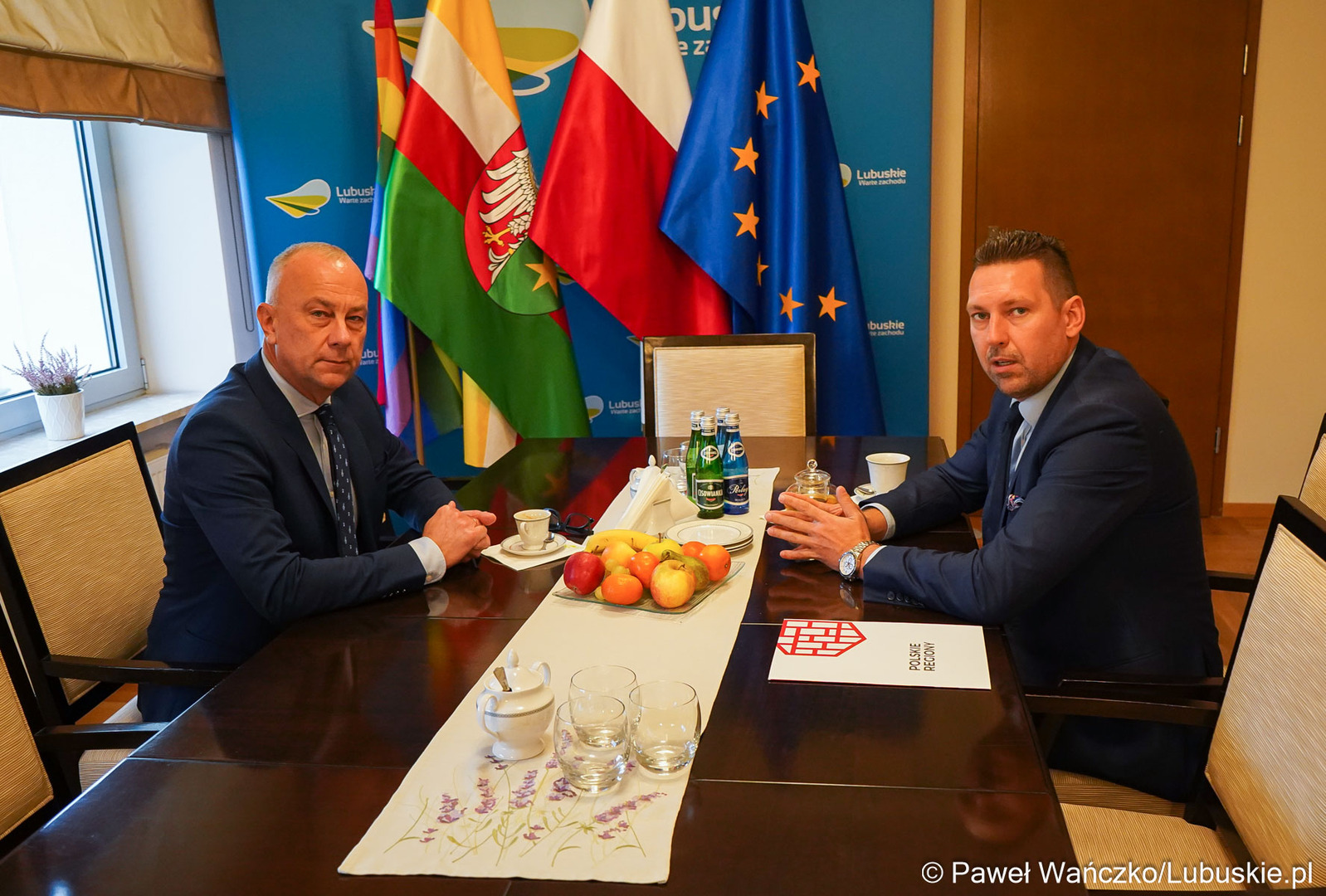 Marszałek Marcin Jabłoński (z lewej) spotkał się z dyrektorem biura ZWRP Jakubem Mielczarkiem