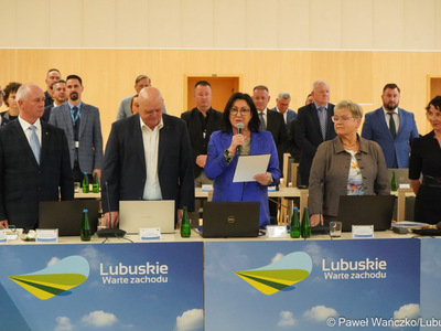 Nowa radna Województwa Lubuskiego Elżbieta Olga Polak składa ślubowanie