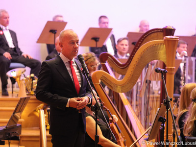 Marszałek Marcin Jabłoński podczas koncertu "Odzyskana Niepodległa" w Filharmonii Zielonogórskiej