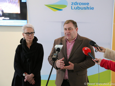 Członek Zarządu Województwa Lubuskiego Grzegorz Potęga oraz dyrektor Regionalnego Centrum Krwiodawstwa i Krwiolecznictwa w Zielonej Górze Monika Fabisz-Kołodzińska podczas briefingu prasowego w UMWL