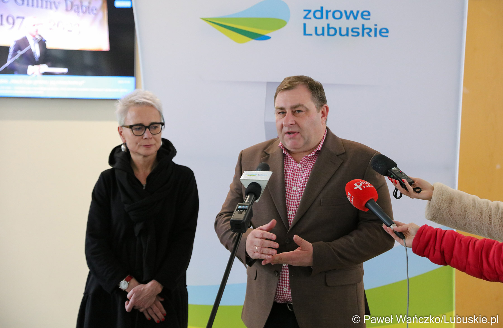 Członek Zarządu Województwa Lubuskiego Grzegorz Potęga oraz dyrektor Regionalnego Centrum Krwiodawstwa i Krwiolecznictwa w Zielonej Górze Monika Fabisz-Kołodzińska podczas briefingu prasowego w UMWL