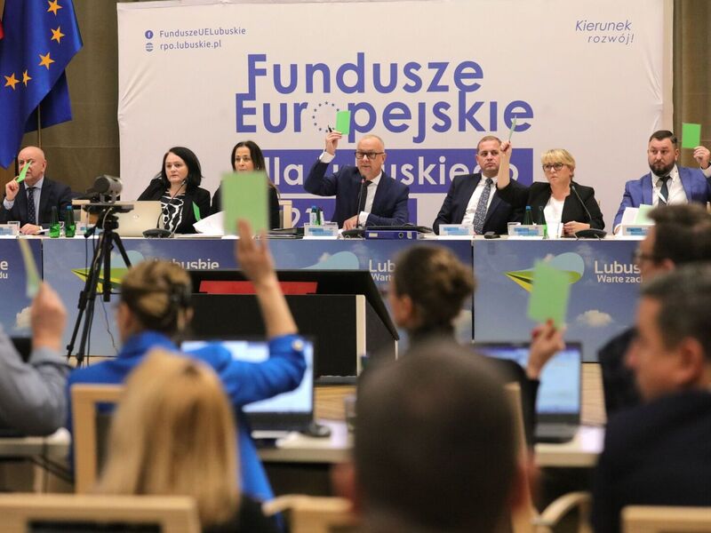 16 listopada 2023 r. w Sali Kolumnowej Sejmiku Województwa Lubuskiego – w siedzibie Urzędu Marszałkowskiego Województwa Lubuskiego w Zielonej Górze – odbyło się IV posiedzenie Komitetu Monitorującego Program Fundusze Europejskie dla Lubuskiego 2021-2027