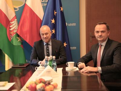 Marszałek Marcin Jabłoński oraz burmistrz Łęknicy Piotr Kuliniak