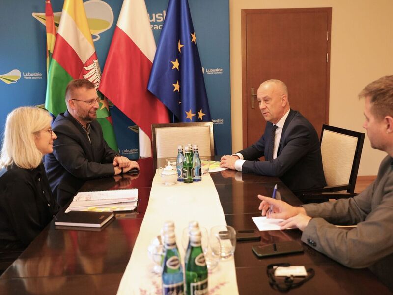 Marszałek Marcin Jabłoński spotkał się z burmistrzem Międzyrzecza Remigiuszem Lorenzem oraz Katarzyną Szatkowską, kierowniczką Wydziału Rozwoju Gospodarczego Urzędu Miejskiego w Międzyrzeczu