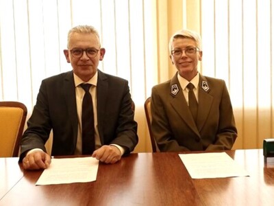 Rektor Uniwersytetu Zielonogórskiego - prof. Wojciech Strzyżewski oraz dyrektor Zespołu Parków Krajobrazowych Województwa Lubuskiego - Alina Jągowska