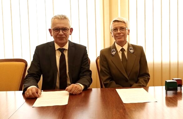 Rektor Uniwersytetu Zielonogórskiego - prof. Wojciech Strzyżewski oraz dyrektor Zespołu Parków Krajobrazowych Województwa Lubuskiego - Alina Jągowska