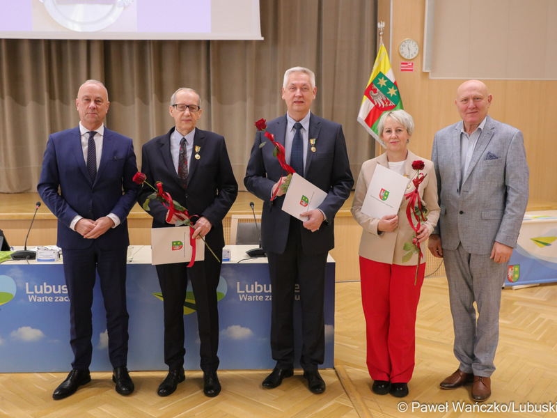 Izabela Sak, prof. dr hab. Leszek Jerzak i Jerzy Stawski zostali wyróżnieni „Odznakami Honorowymi za Zasługi dla Województwa Lubuskiego”. Na poniedziałkowej sesji Sejmiku uhonorowali ich marszałek Marcin Jabłoński oraz przewodniczący Sejmiku Wacław Maciuszonek.